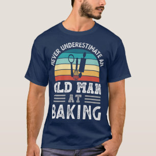 Männer unterschätzen niemals einen alten Mann, der T-Shirt