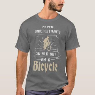 Männer unterschätzen niemals einen alten Typ auf e T-Shirt