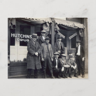 Männer vor der Hutchings-Davis-Drogerie Postkarte