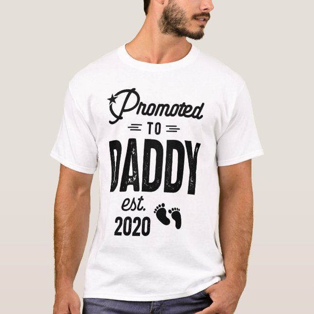 Männer wurden nach Osten zu Daddy befördert. 2020  T-Shirt (Vorderseite)