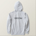 Männerhoodie Bestickter Hoodie<br><div class="desc">Für den Groom, gezeigt ist ein Heidegrau Farbtupfer zum Entspannen in. Grau bestickter Text auf der Vorder- und Rückseite.</div>