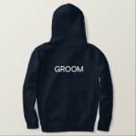 Männerhoodie Bestickter Hoodie<br><div class="desc">Für den Groom ist ein marineblau-blaues Farbtupfer zum Entspannen dargestellt. Weiß bestickter Text vorne und hinten.</div>