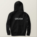 Männerhoodie Bestickter Hoodie<br><div class="desc">Für den Groom,  gezeigt ist ein schwarzer Hoodie zum Entspannen in. Weiß bestickter Text vorne und hinten.</div>