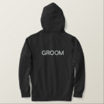 Männerhoodie Bestickter Hoodie<br><div class="desc">Für den Groom, gezeigt ist ein Heather Charcoal Farbtupfer zum Entspannen in. Weiß bestickter Text vorne und hinten.</div>