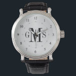 Männerklasse Personalisierte Monogrammüberwachung Armbanduhr<br><div class="desc">Elegante und klassische, saubere und einfache, kundenspezifische mit Monogramm Uhren für den besonderen Mann auf Ihrer Geschenkliste. Klassische, leicht lesbare Zahlen mit grauen Hashmarken auf silberfarbener metallischer Oberfläche. Kühne und ausgeklügelte Monogramm-Initialen für traditionelle Gentlemen — klicken Sie auf Anpassen, um die Größe, den Stil oder die Farben des Schriftartes zu...</div>