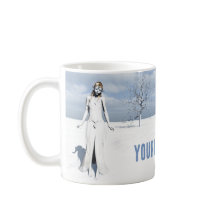 Männliche Elfe, die im Schnee spazieren. Anpassbar