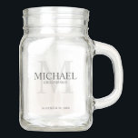 Männliche personalisierte Monogramm-und Einmachglas<br><div class="desc">Fügen Sie eine persönliche Touch Ihrer Hochzeit mit personalisiertem Trauzeugemaurerglas hinzu.
Dieses Maurerglas kennzeichnet den personalisierten Namen des Trauzeugen mit Titel im Grau und Monogramm in hellgrauem als Hintergrund,  in der klassischen Serif-Schriftartart.

Vervollkommnen Sie auch für Trauzeugen,  Vater der Braut,  Ringträger und mehr.</div>