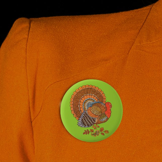 Männliche Türkei farbenfrohe Federn auf Grün Button (Male turkey Autumn colors in leaves on green Thanksgiving round pin back button.)