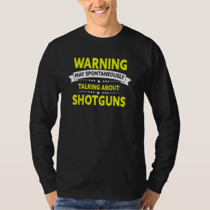 Männliche Wasservögel jagen für eine fliegende Ent T-Shirt