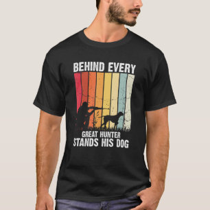 Männliche Wasservögel jagen für eine fliegende Ent T-Shirt