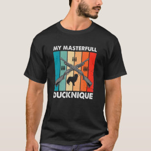 Männliche Wasservögel jagen für eine fliegende Ent T-Shirt