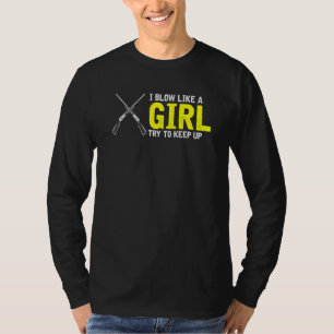 Männliche Wasservögel jagen für eine fliegende Ent T-Shirt
