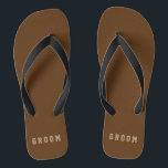 Männlicher Bräutigam drehen Flip Flops<br><div class="desc">Kundengerechtem "Braun" mit beige editable Text "des Bräutigams". Groß für jedermann im Hochzeits-Party oder Ihrem Namen in die Schablone einfach eingesetzt. Klicken Sie "besonders anfertigen sie" und benutzen die Muster auf dem Recht, die Hintergrundfarbe zu ändern. Das Eyedropperwerkzeug gibt Ihnen sogar noch mehr Muster, und "brachte" Verbindung öffnet das gesamte...</div>