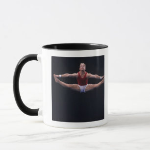 Männlicher Gymnast darstellend auf der Bodenübun Tasse