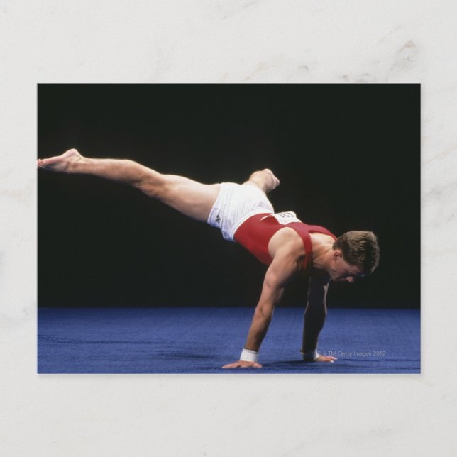 Männlicher Gymnast, der eine Routine im Boden spie Postkarte (Vorderseite)