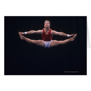 Männlicher Gymnastiker darstellend auf der Bodenüb