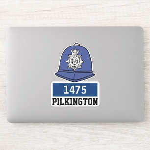 Männlicher UK-Polizeikonstablerhelm mit Name und N Aufkleber