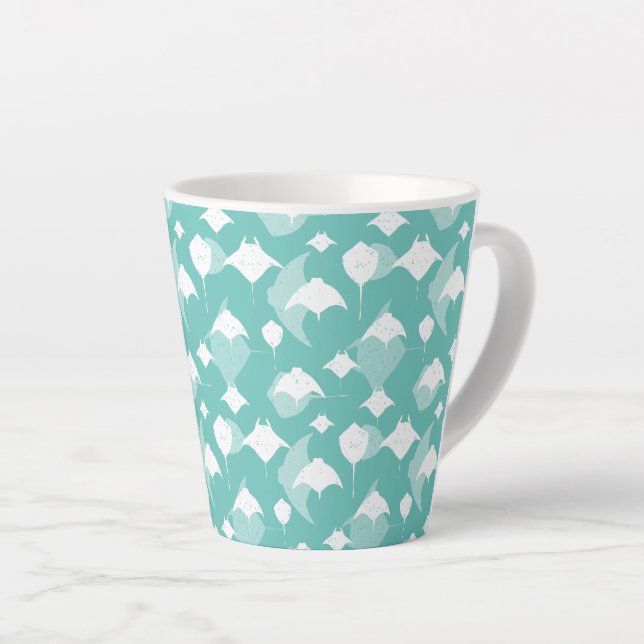 Manta Rays and Stingray Pattern on Aqua Blue Milchtasse (Rechte Ecke)