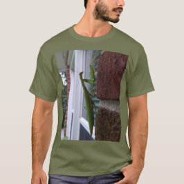 Mantis auf der Ziegelmauer beten T-Shirt