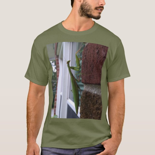 Mantis auf der Ziegelmauer beten T-Shirt (Vorderseite)