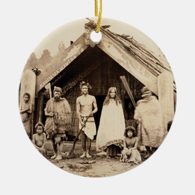 Maori- Familie, Neuseeland, c.1880s (Albumendruck) Keramikornament (Vorne)