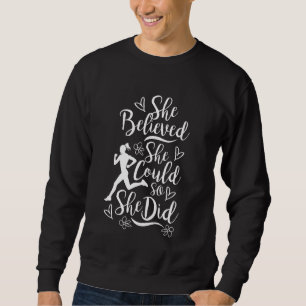 Marathon Runner Sie glaubt, dass sie eine Frau in Sweatshirt