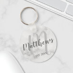 Marbor für personalisierte Monogramme und Familien Schlüsselanhänger<br><div class="desc">Personalisiertes Monogramm und Familiennamensgeschenk mit Familiennamen in grauem,  modernem Script Schriftart Stil und Monogramm in hellgrauem,  modernem Script Schriftart Stil als Hintergrund mit einem Jahr in Grausans Serif Schriftart Stil auf weißem Marmor Hintergrund. Perfekt als Geschenk für Neuvermählte,  Familiengeschenk,  Familienspass und Wiedersehen für alle besondere Anlässe.</div>