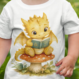 Märchenbuch-Baby-Drache liest auf Pilz-Kindern Baby T-shirt