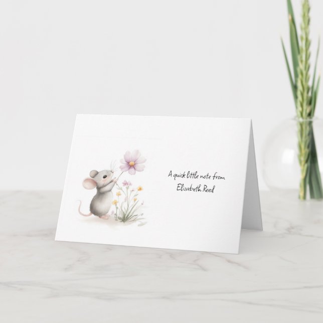 Märchenmaus pflückt eine rosa Blume Karte (Vorderseite)
