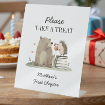 Märchenwaldtiere nehmen sich ein Geschenk 