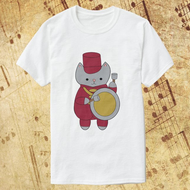 Marching Band Bass Drum Cat Maroon und Gold T-Shirt (A fun shirt with gray cat playing the bass drum while wearing a maroon & gold marching band uniform)