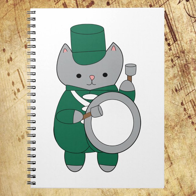 Marching Band Cat Bass Drum Grün und Weiß Notizblock (A cute notebook with a cat wearing a green and white marching band uniform with a drum)