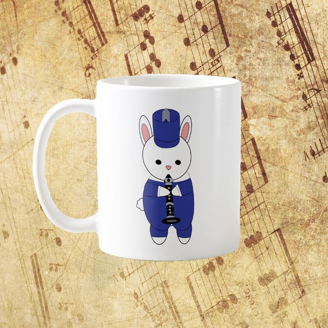 Marching Band Klarinette Rabbit Blau und Weiß Kaffeetasse (A mug with a rabbit playing the clarinet in a blue and white marching band uniform.)