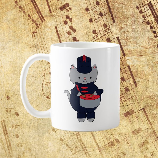 Marching Band Snare Drum Cat Navy Blue Red Kaffeetasse (A mug with a gray cat playing the snare drum in a red and navy blue marching band uniform.)