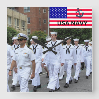 Marching Saillors der Marine USA in weißem Militär Quadratische Wanduhr