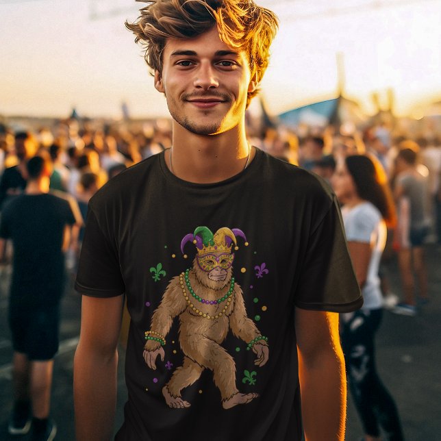 "Mardi Gras Bigfoot – Festive Sasquatch  T-Shirt (Von Creator hochgeladen)