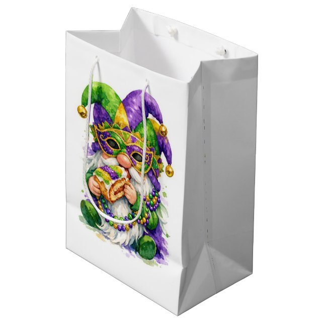 Mardi Gras Gnome Eating King Cake Mittlere Geschenktüte (Vorderseite Schrägansicht)