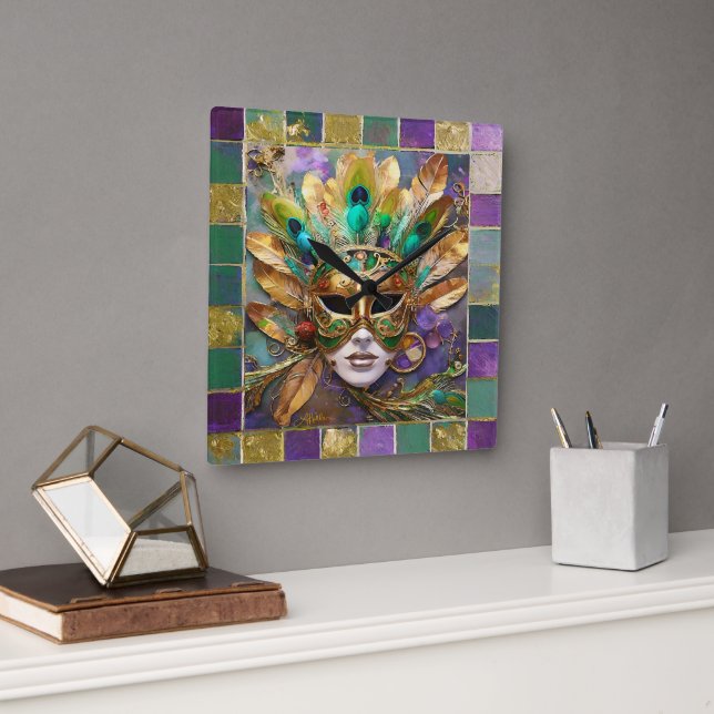 Mardi Gras Gold und Green Peacock Feather Mask Quadratische Wanduhr (Büro)