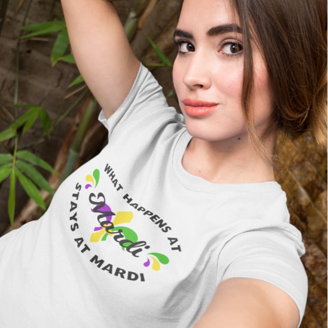 Mardi Gras Was passiert ist in Mardi Funny T-Shirt (Von Creator hochgeladen)
