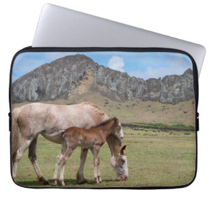Mare & Colt am Vulkankrater von Rano Raraku Laptopschutzhülle