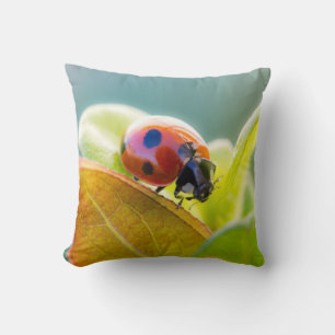 Marienkäfer auf Blatt Kissen