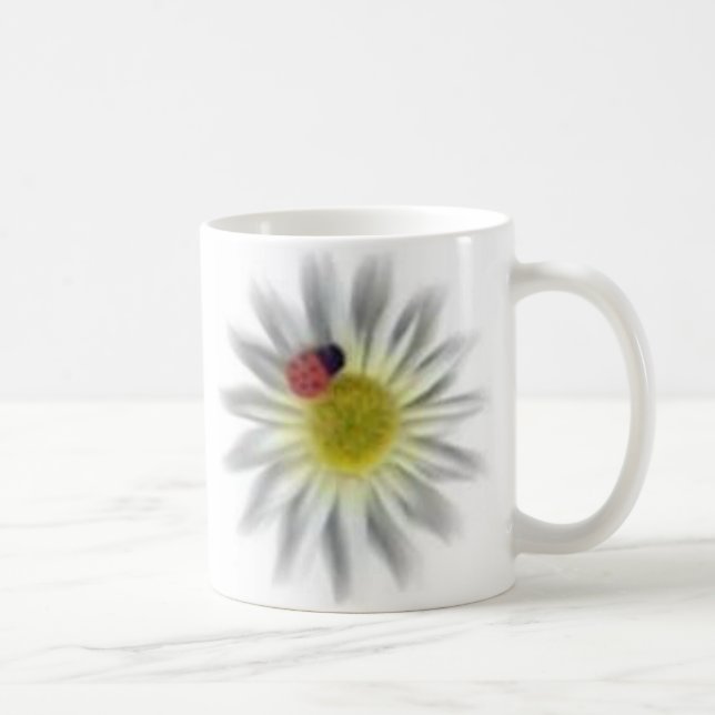 Marienkäfer auf einem Gänseblümchen Tasse (Rechts)