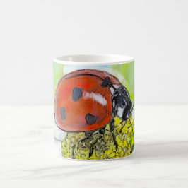 Marienkäfer auf einer Margerite Kaffeetasse