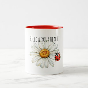 Marienkäfer auf Gänseblümchen Zweifarbige Tasse