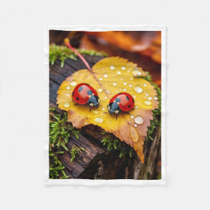 Marienkäfer auf nassem Herbstblatt Makrofotografie Fleecedecke