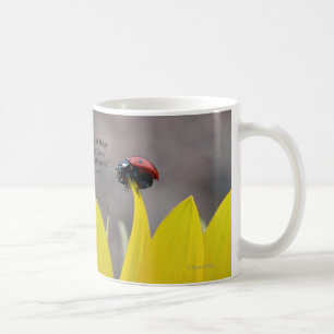 Marienkäfer auf Sonnenblume-Blumenblatt Tasse