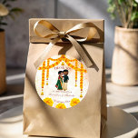 Marigold Garlands Glocken mit Tamil Telugu Hochzei Runder Aufkleber<br><div class="desc">Marigold Garlands Glocken mit südindischen Tamil Telugu Bridal Paar personalisierte Gastgeschenk Hochzeit Aufkleber.</div>