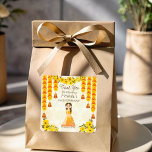 Marigolds niedlich indisches Mädchen Haldi persona Quadratischer Aufkleber<br><div class="desc">Marigold Garlands niedliche indische Mädchen Haldi personalisierten Namen Brauch Gunst Aufkleber. Gelbe und orangefarbene Geländer mit Glocken,  gelber Mandalahintergrund.</div>