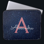 Marine-Blau-u. Rosen-GoldGlitzer und Laptopschutzhülle<br><div class="desc">Marine-Blau-und Rosen-GoldImitat-Glitzer-und Schein-eleganter Monogramm-Fall. Dieser Fall kann besonders angefertigt werden,  um Ihre Initiale und Vornamen mit einem blauen himmlischen Mitternachtsnächtlichen Himmel einzuschließen.</div>