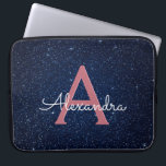 Marine-Blau-u. Rosen-GoldGlitzer und Laptopschutzhülle<br><div class="desc">Marine-Blau-und Rosen-GoldImitat-Glitzer-und Schein-eleganter Monogramm-Fall. Dieser Fall kann besonders angefertigt werden,  um Ihre Initiale und Vornamen mit einem blauen himmlischen Mitternachtsnächtlichen Himmel einzuschließen.</div>